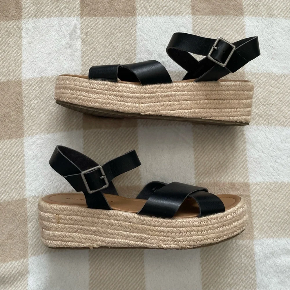 Rock & Candy by ZiGi Deklana 7.5 Black Strappy Sandals 2 inch heels